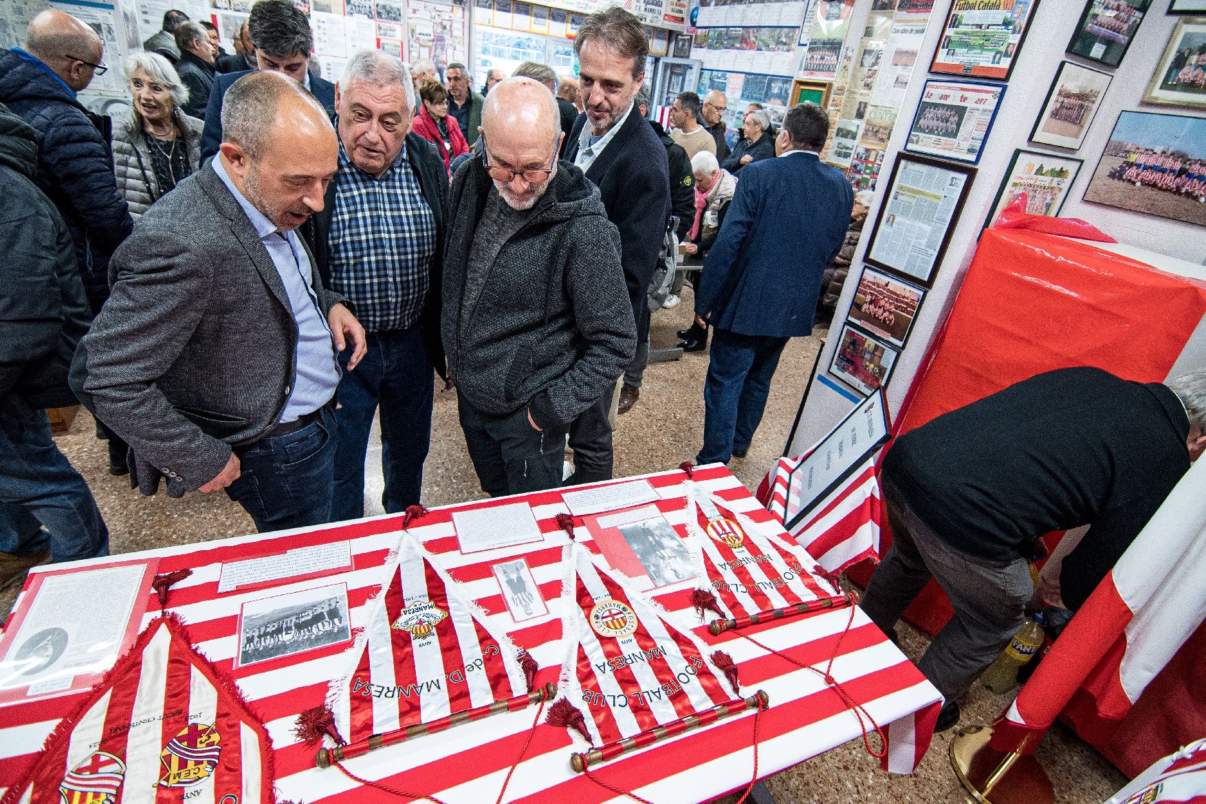 Presentació de les camisetes i banderes històriques del CE Manresa