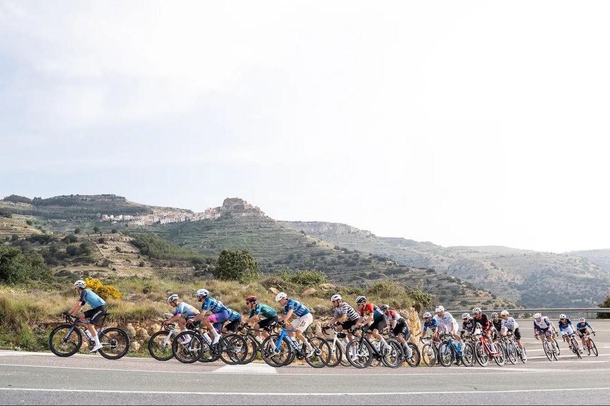 Numeroso grupo de ciclistas durante la Mediterranean Epic en Castellón.