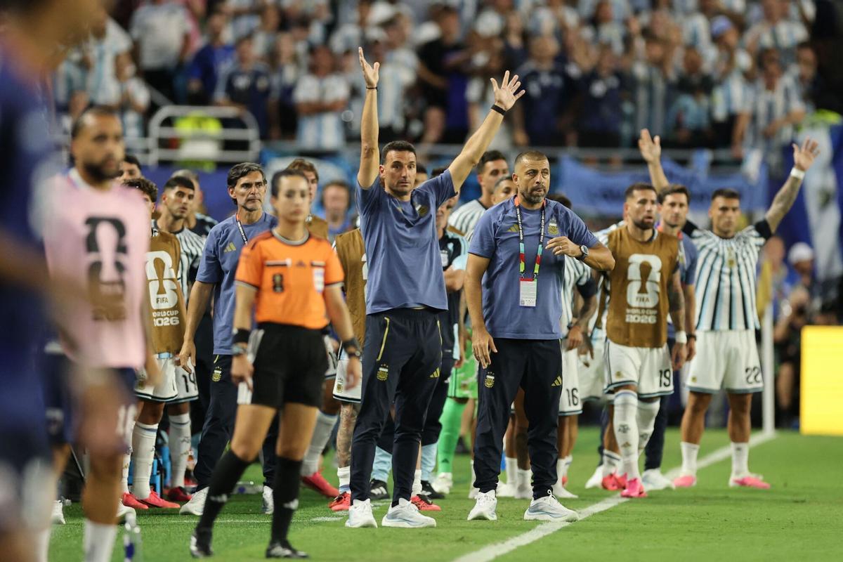 El banquillo de Argentina, con Lionel Scaloni levantando los brazos, sigue con nerviosismo el final del partido frente a Cabo Verde.