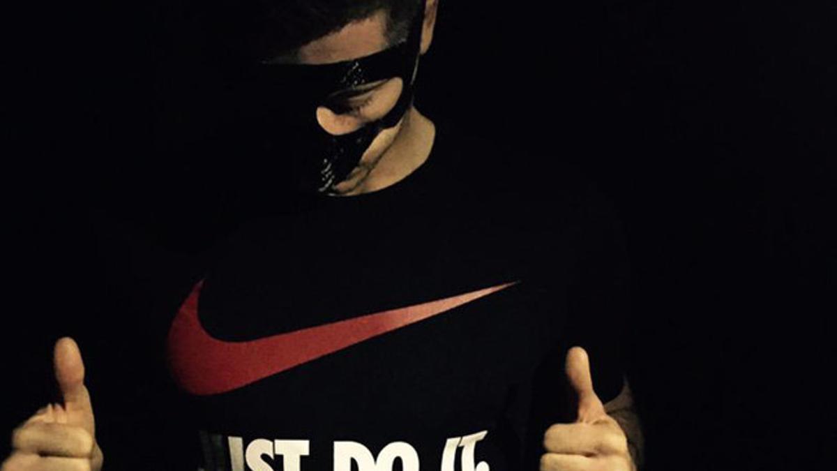 Robert Lewandowski muestra la máscara con la jugará en el Camp Nou