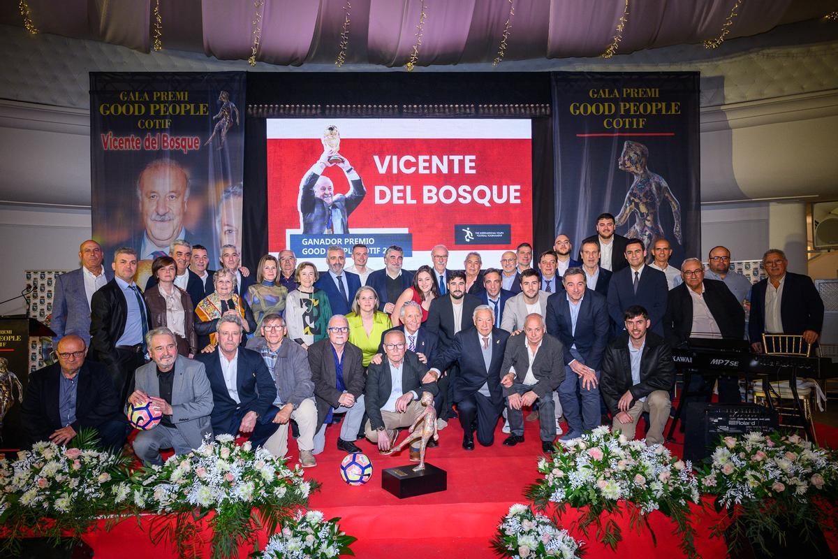 El homenajeado con las autoridades desplazadas a l'Alcúdia y miembros del jurado.