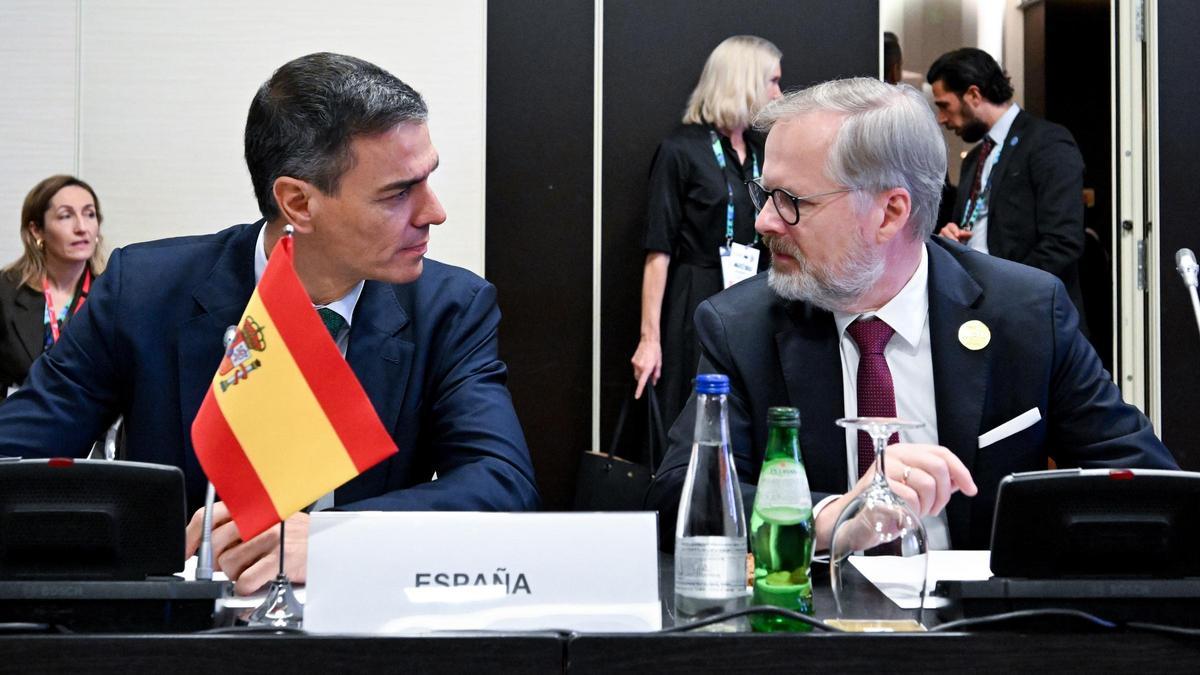 El presidente de España, Pedro Sanchez, y el presidente checo Petr Fiala.