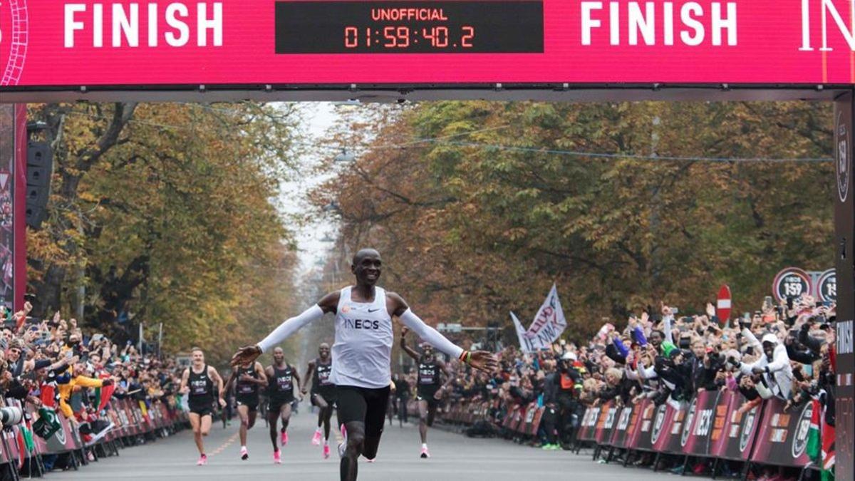 Kipchoge cruza la meta tras bajar de las 2 horas en Viena