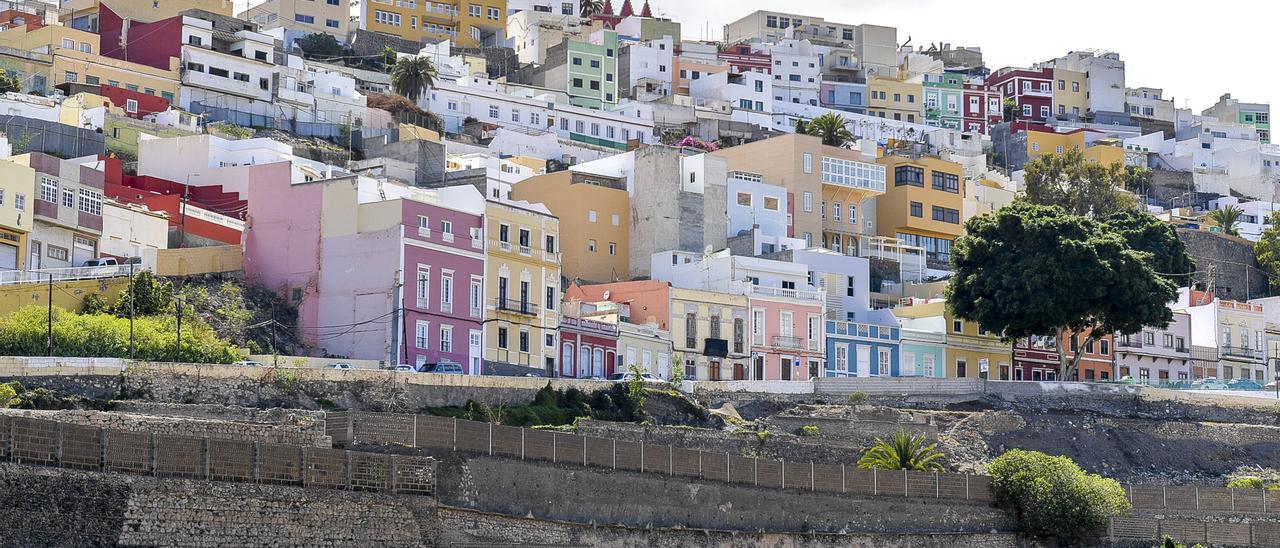 Vista panorámica del risco de San Roque y sus casas de colores.