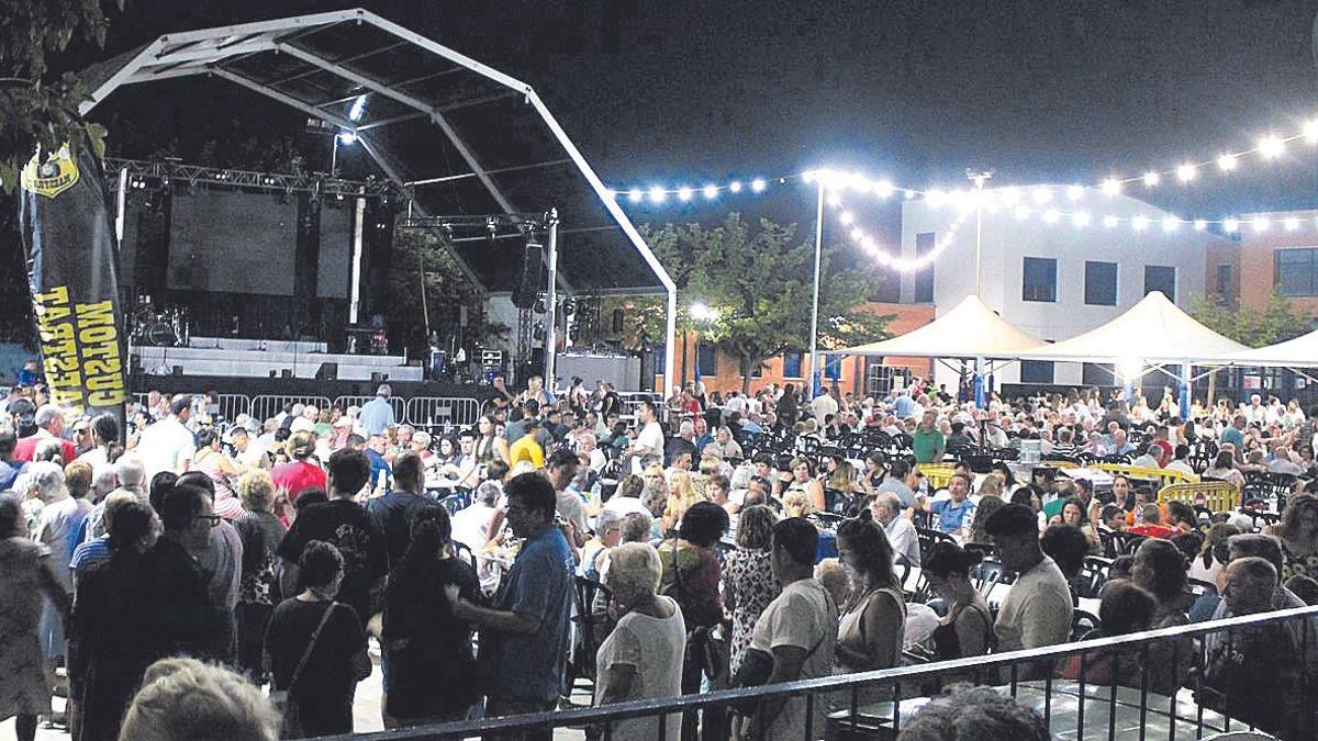 La cena de ‘tombet de bou’ es una de las citas multitudinarias de las fiestas patronales de Alcalà de Xivert
