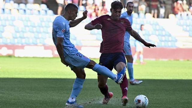 Alain Ribeiro trata de controlar la pelota en el amistoso contra la Cultural Leonesa.