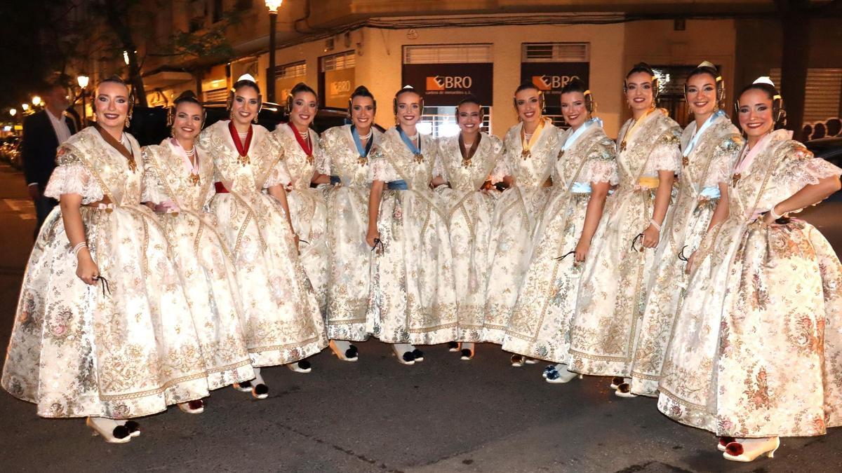 La corte, al completo, con su traje solidario