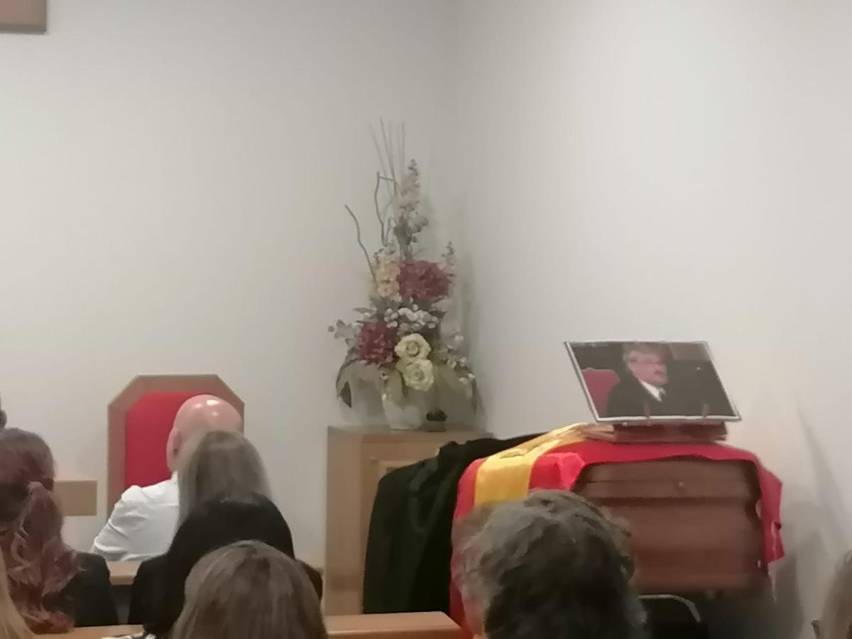 La toga del teniente fiscal y la bandera de España cubrieron el ataúd sobre el que la familia colocó una foto de Evaristo Antelo en el estrado.