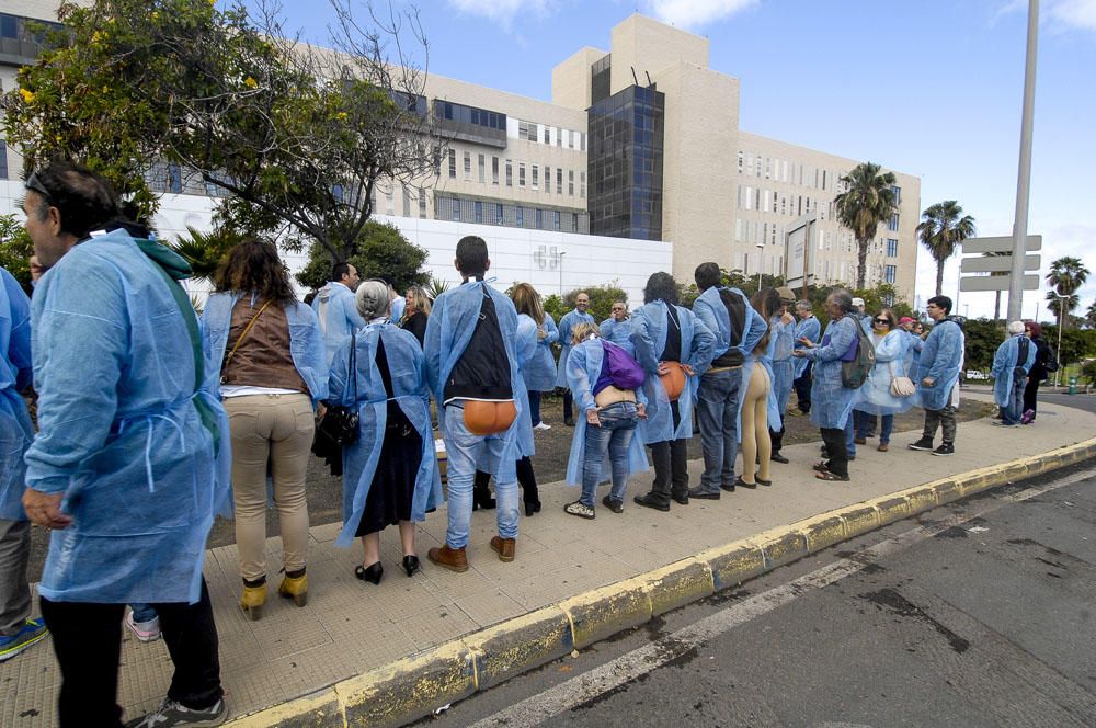 Concentración frente al Hospital Doctor Negrín en defensa de la sanidad pública