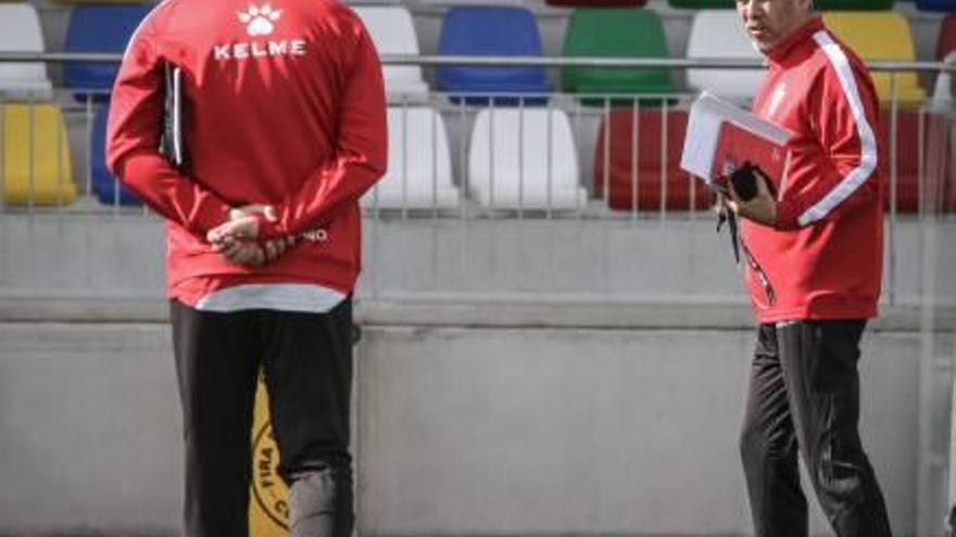 Barrera se dirige a su segundo, Sempere, en un entrenamiento.