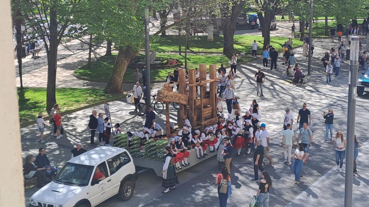 La carroza del Ayuntamiento de Illas pasando por la calle Emile Robin antes de ser expuesta
