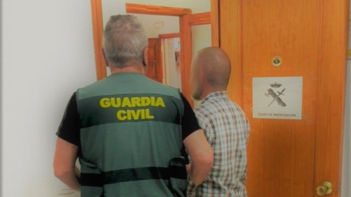 Imagen de la detención de uno de los presuntos autores del fraude en el alquiler de una vivienda en Santa Brígida.