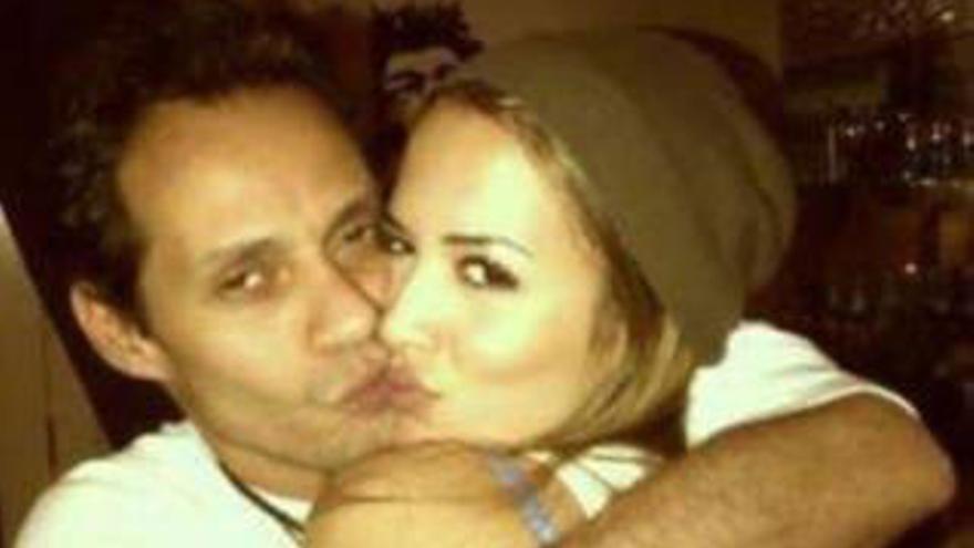 Marc Anthony enseña a su novia Rosenvinge y las artistas «zorras»