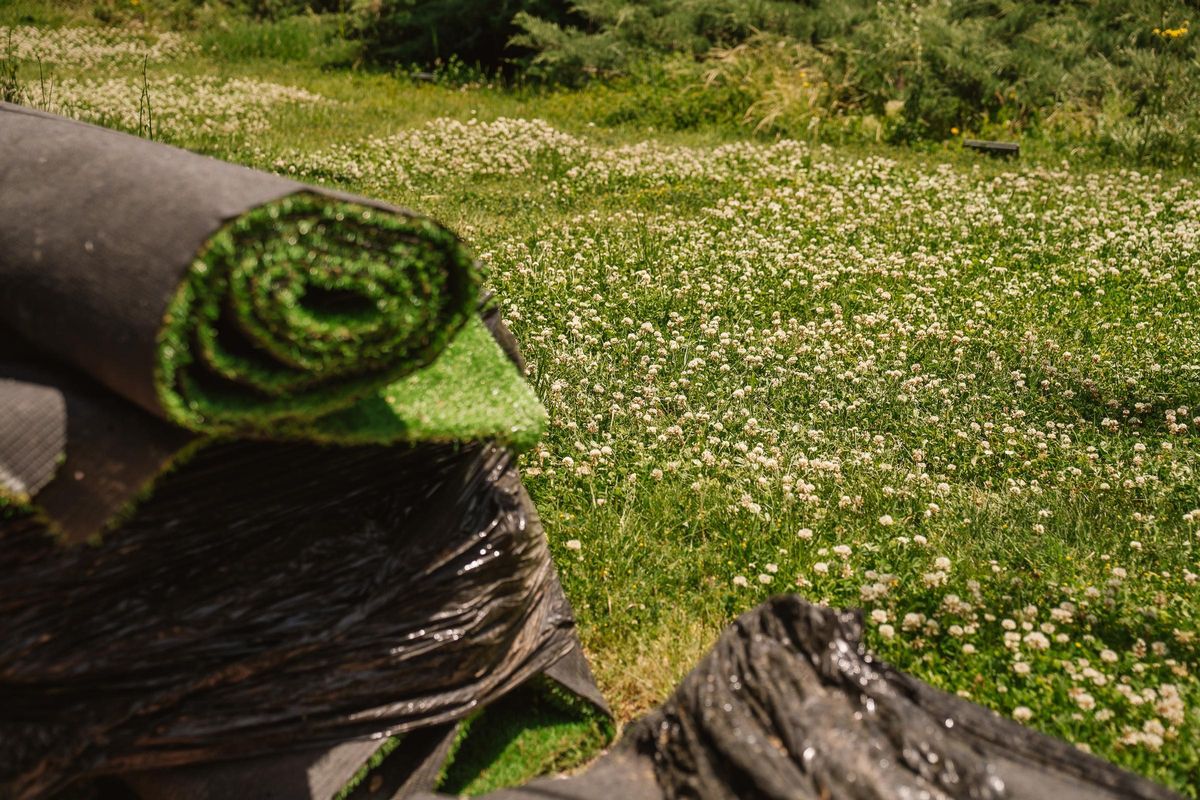 El césped artificial y la vegetación del parque se mezclan en varias zonas del recinto.