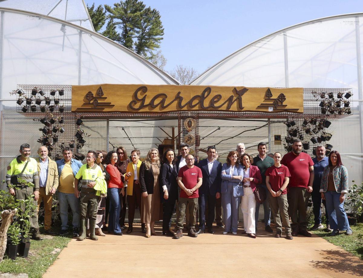 La inauguración del Garden de Castiñeiras arranca con la venta de plantas y libros de segunda mano en un proyecto ligado al empleo inclusivo para todas las personas «sin poner etiquetas» y al aprovechamiento forestal, en un recinto protagonizado principalmente por productos que reciben una segunda vida. | GUSTAVO SANTOS