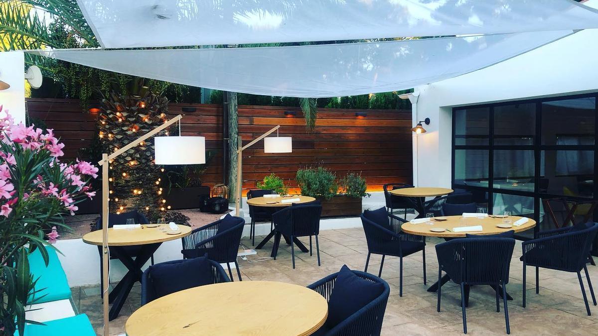 El coqueto restaurante de Alcossebre sorprenderá a los comensales tanto por su ambiente minimalista como por su terraza.