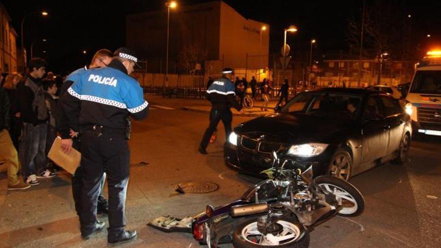 Cuatro heridos al colisionar sus motos con un turismo