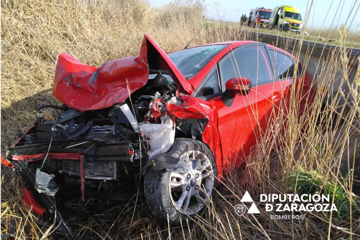 Un padre y su hija pudieron salir a pie del vehículo accidentado en Ejea.