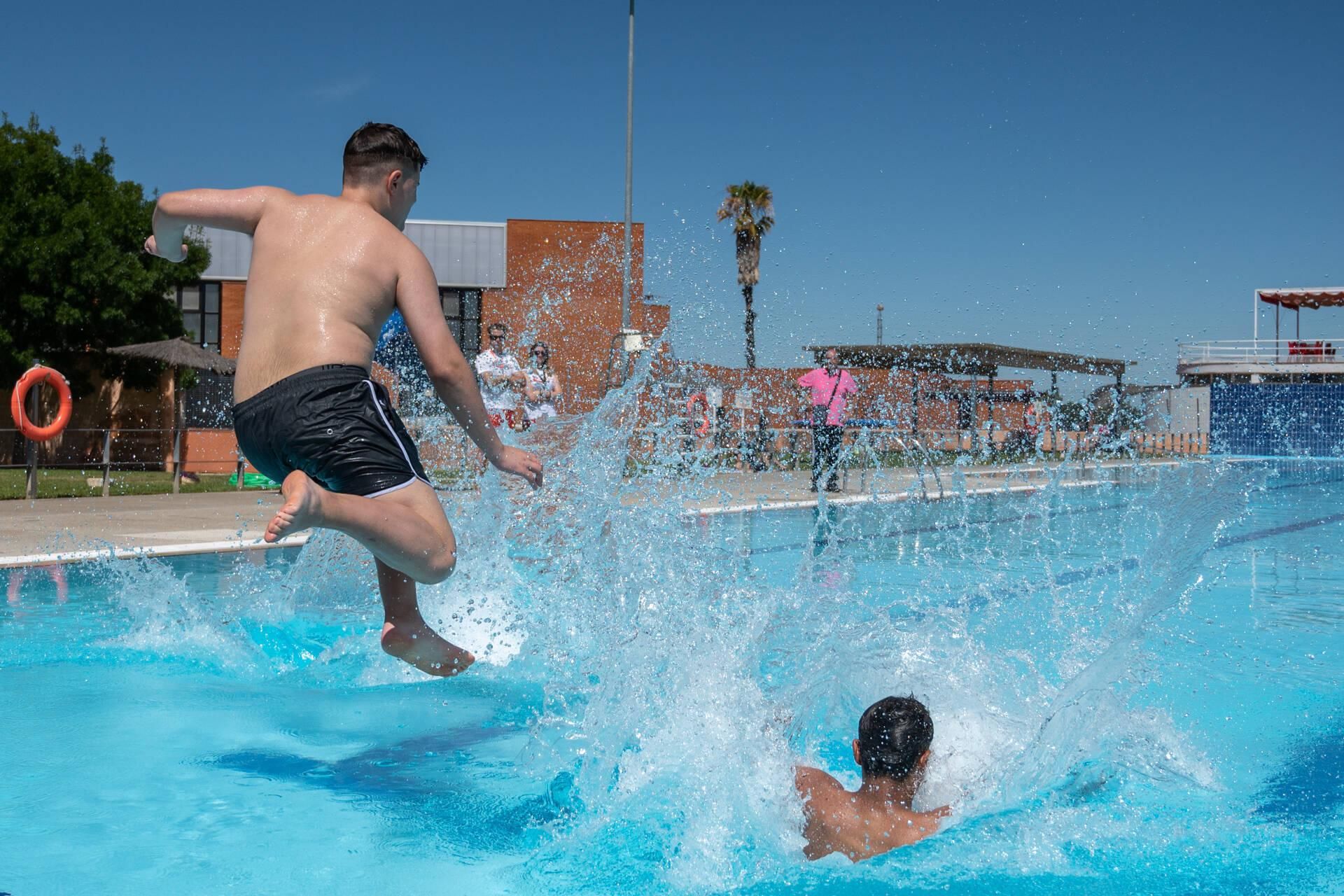 Primer día de baños en las piscinas de Badajoz
