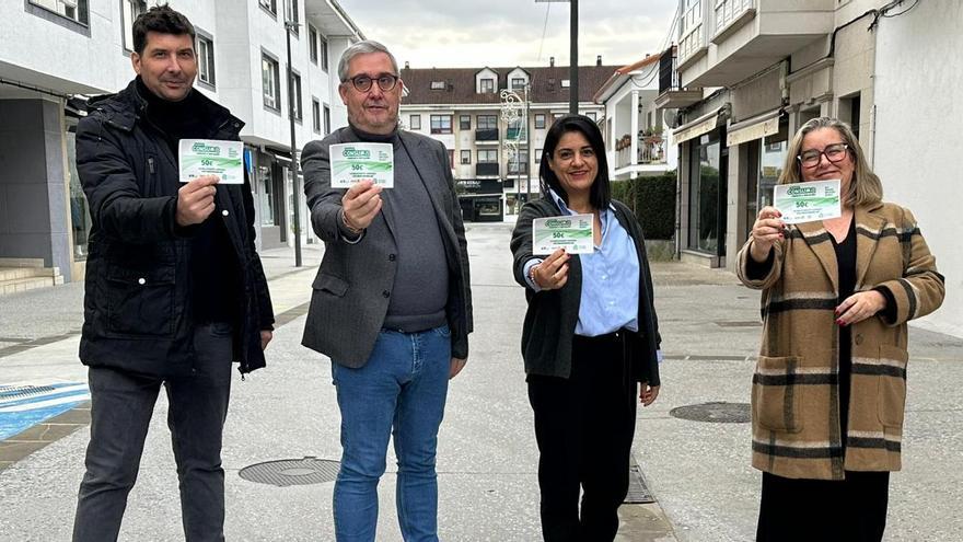 No centro, Blas García e Ana Belén Paz, suxeitando un bono desconto.