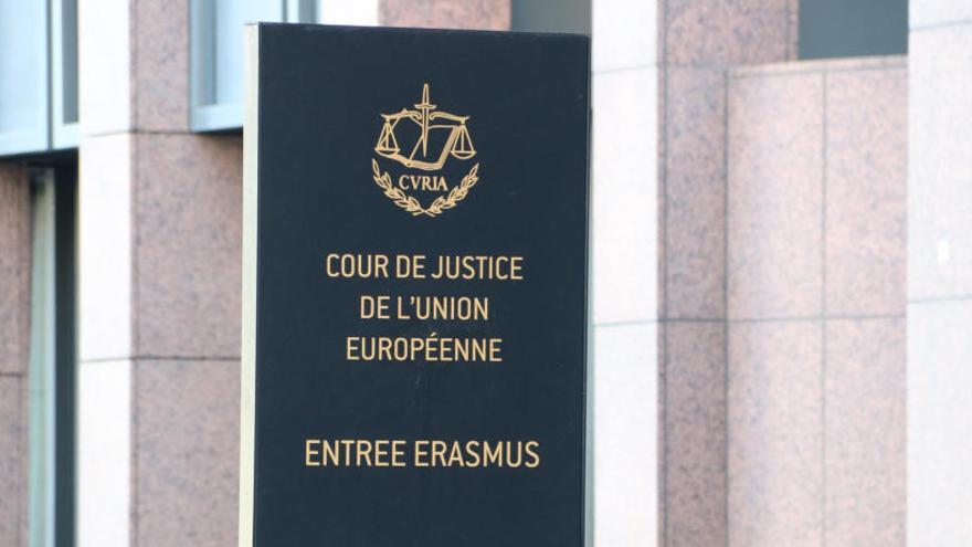 Pla curt del cartell del Tribunal de Justícia de la UE (TJUE) a Luxemburg