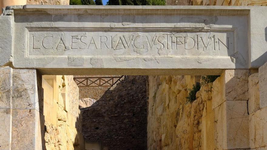 Dintel de Lucio César, en el Teatro Romano.