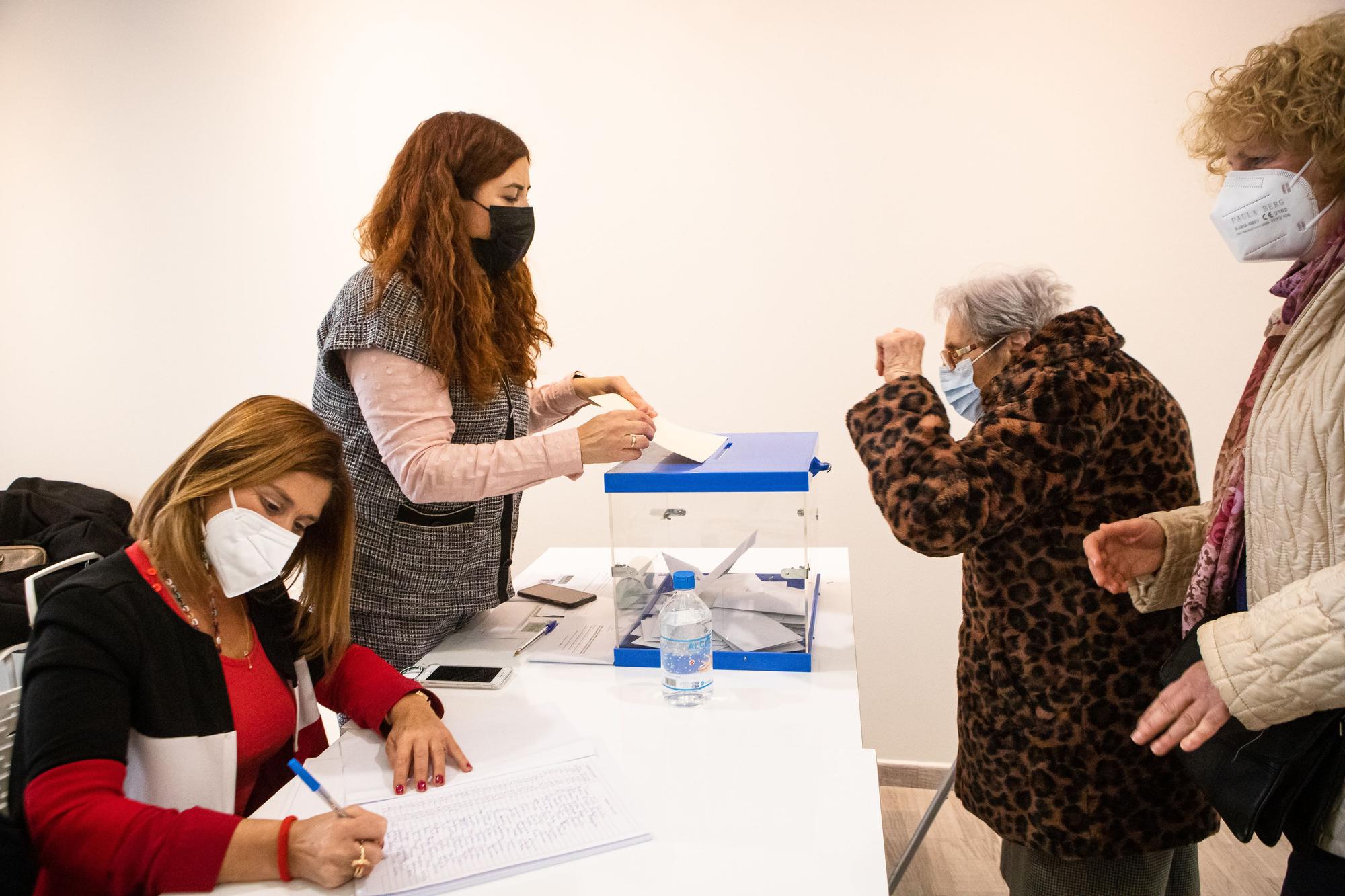 Una mujer depositando su voto en Villanueva de la Serena.