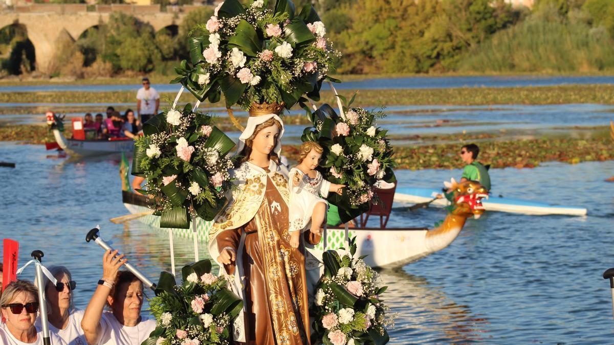Vídeo | La Virgen del Carmen surca el río Guadiana en Badajoz: "Ellas son las que reman y las que de verdad la guían"