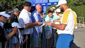 Jon Rahm firma autógrafos antes de la rueda de prensa en la Ryder