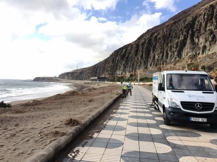 Retirada de arena del paseo de la playa de La Laja