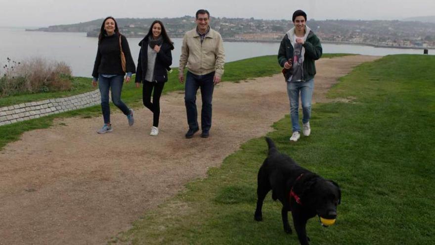 Ignacio Prendes y su familia en el Cerro.