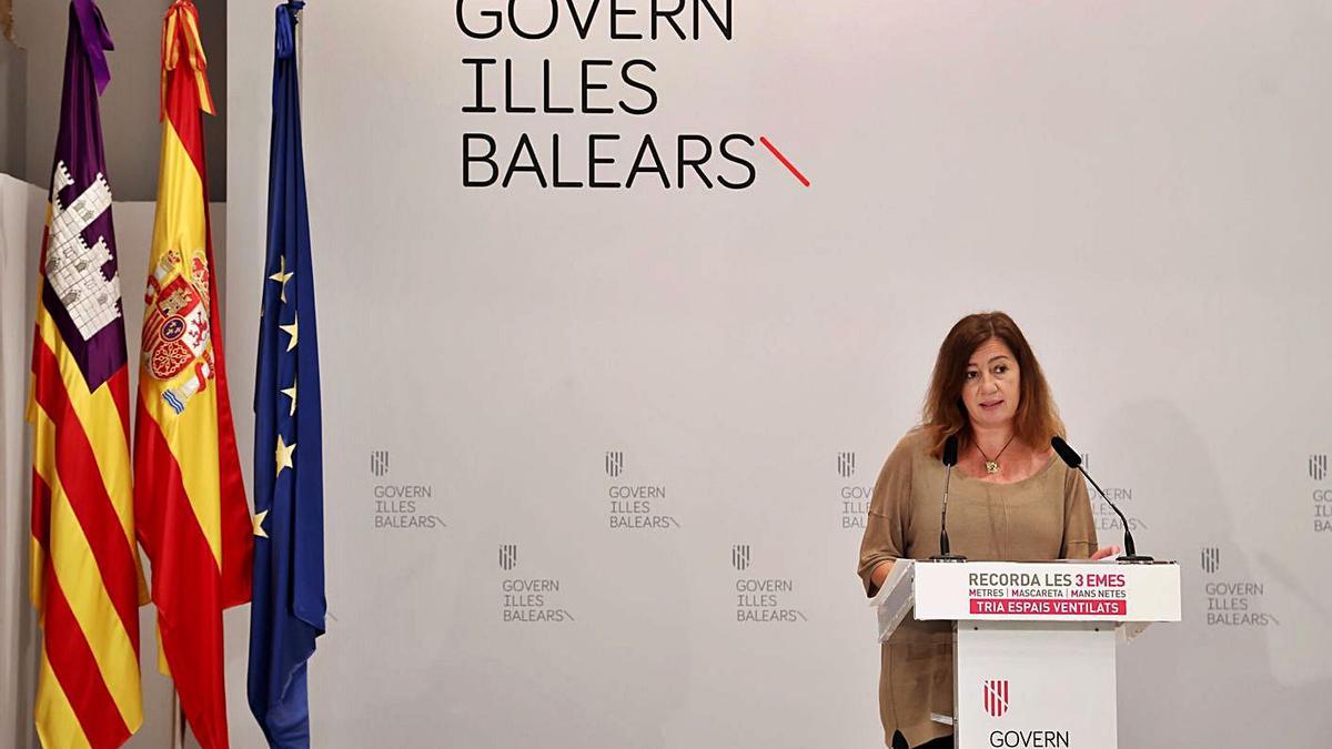 La presidenta Francina Armengol durante la rueda de prensa de ayer en el Consolat de Mar.