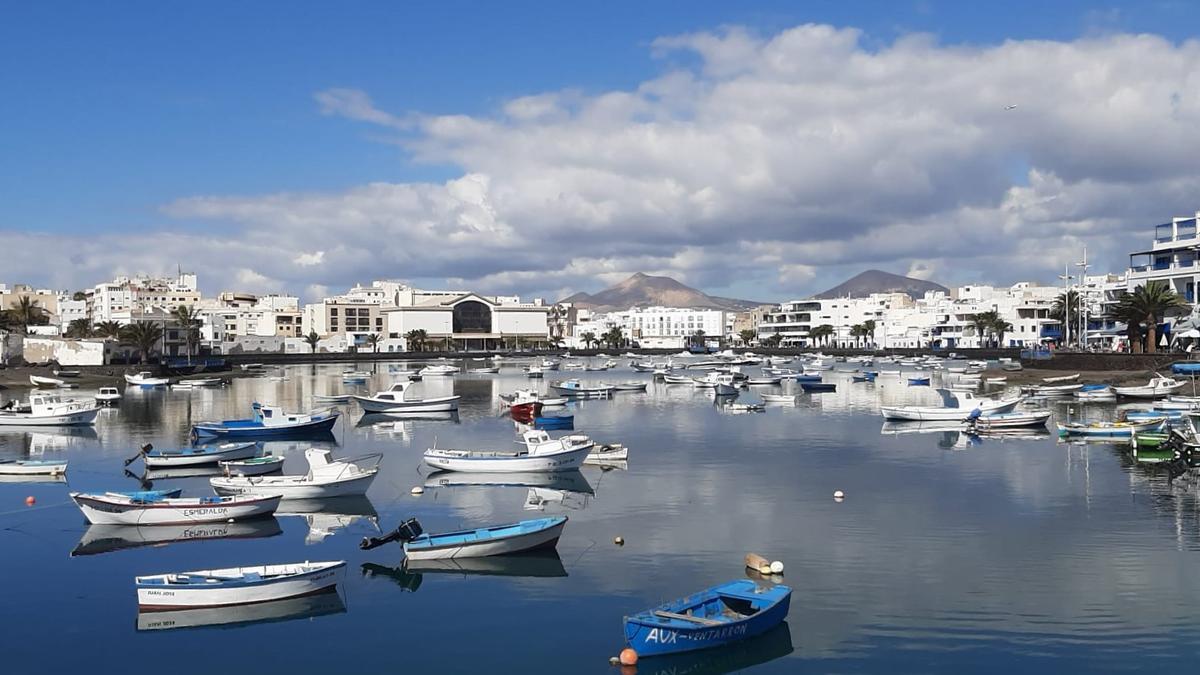 Nubes en el cielo de Arrecife este sábado con el Charco de San Ginés en primer término.