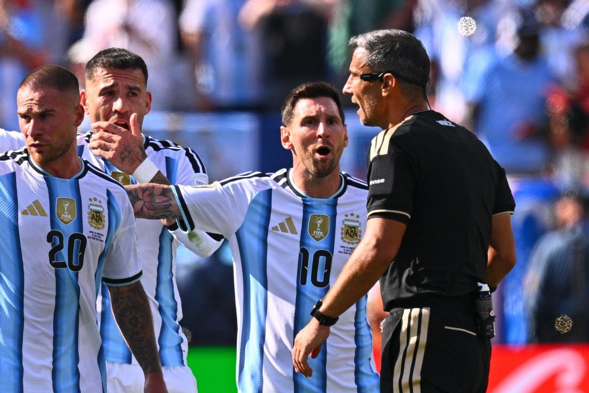 Los jugadores de la selección argentina protestan al árbitro en la final del Mundial