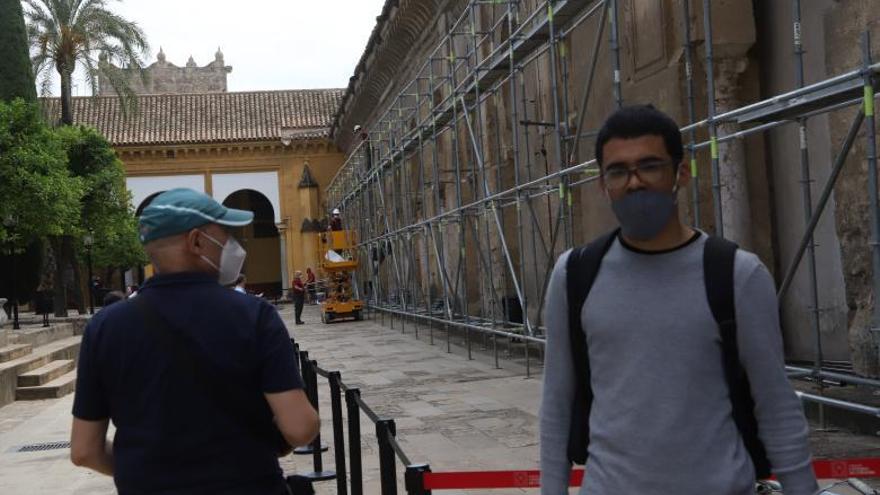 Ya han empezado los preparativos en el Patio de los Naranjos.