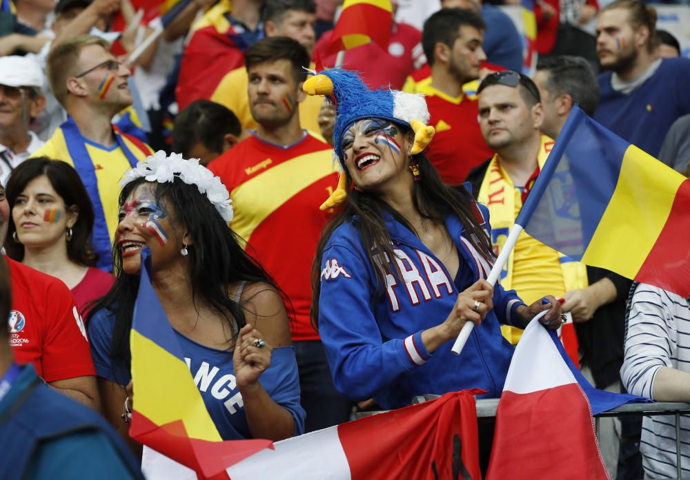 Los seguidores de ambos equipos han puesto colorido al estadio de Saint Denis en el partido inaugural.