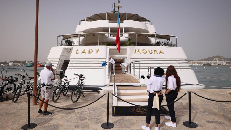 El megayate &#039;Lady Moura&#039; estrena la temporada en la nueva marina del puerto de Ibiza
