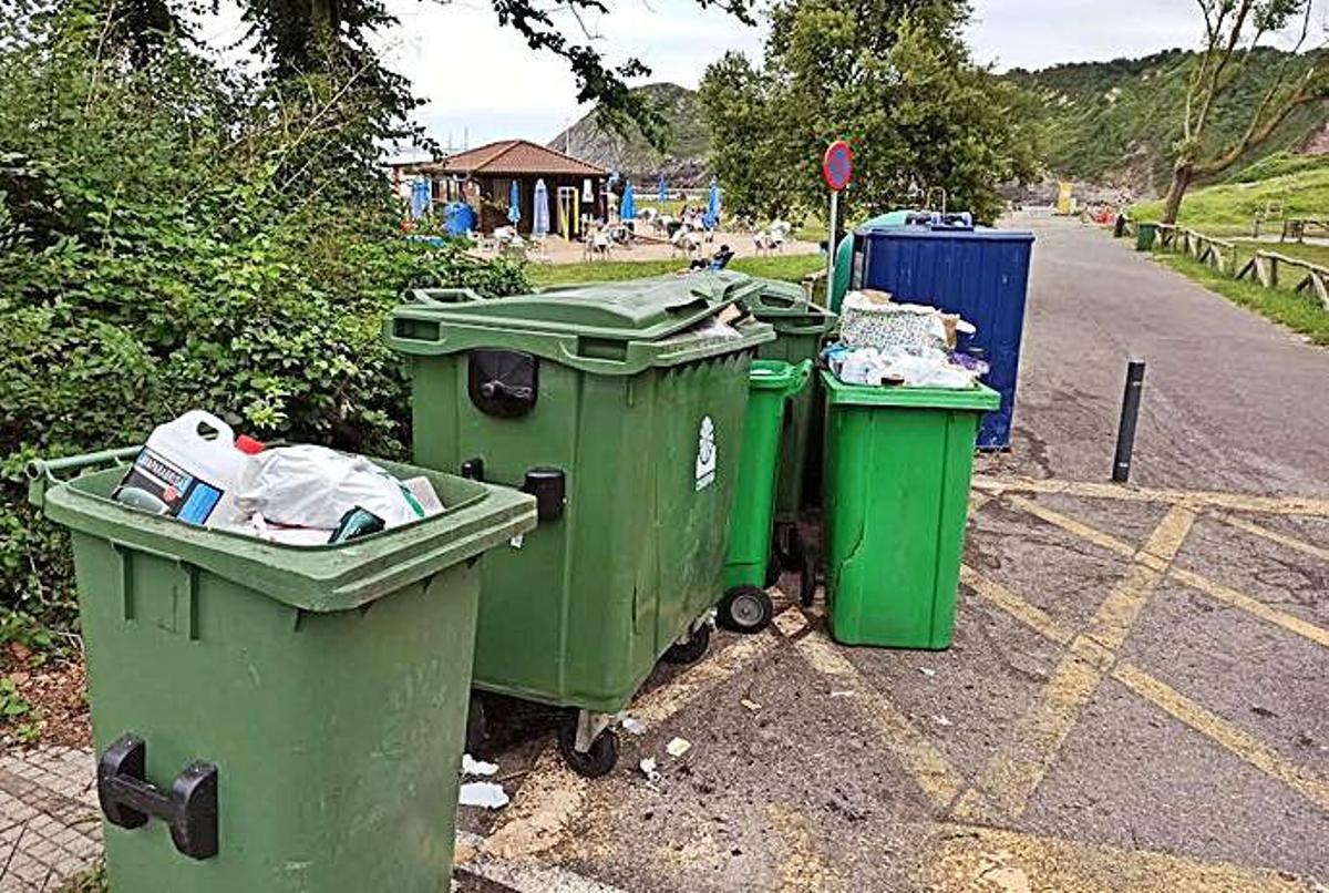 Contenedores repletos de basura. | M. G. S.