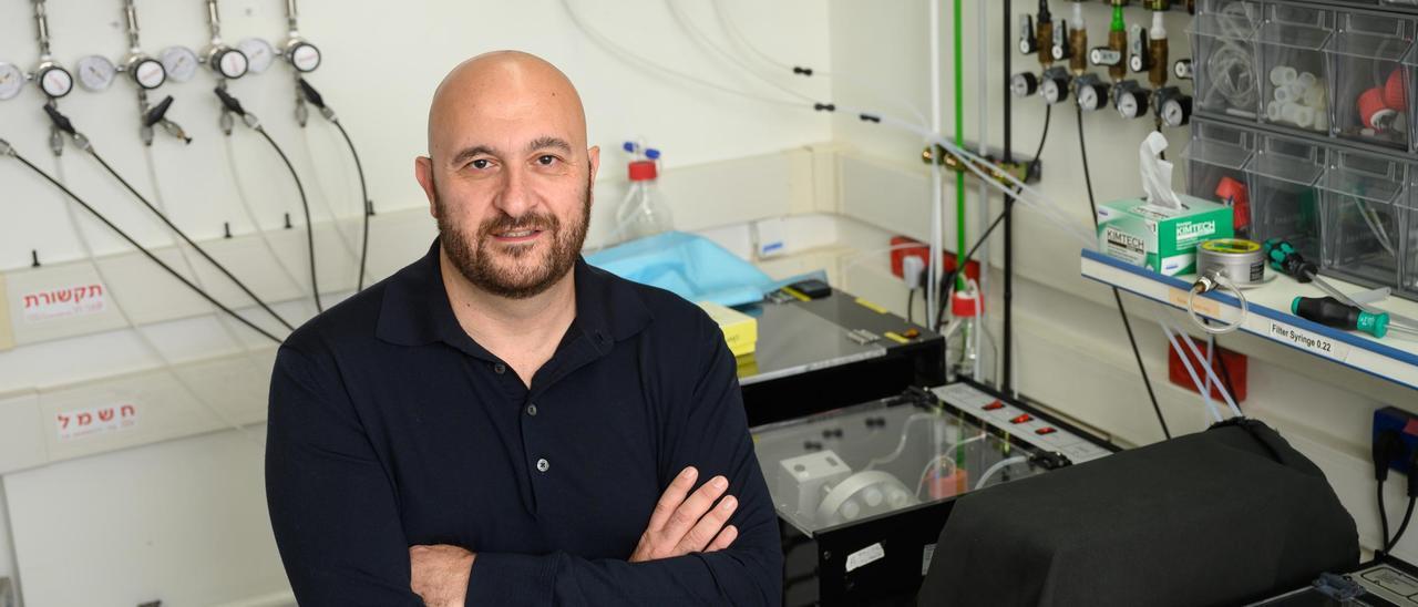 Jacob Hanna, en su laboratorio del Instituto Weitzmann en Israel.