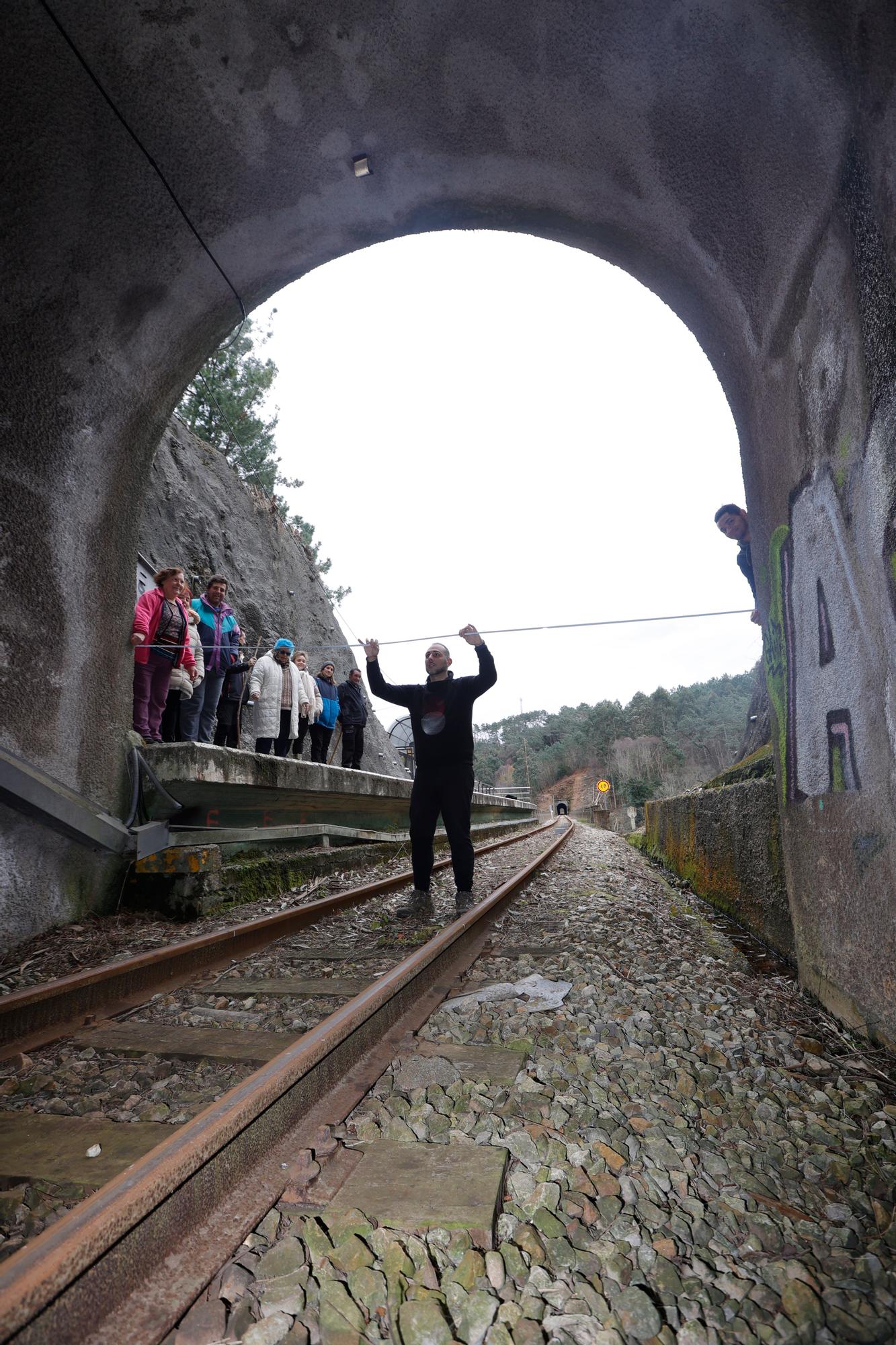 EN IMÁGENES: Un grupo de vecinos de Cudillero protagoniza una "medición irónica" para "informar" a Renfe y Adif de las dimensiones "reales" de un túnel de Feve.