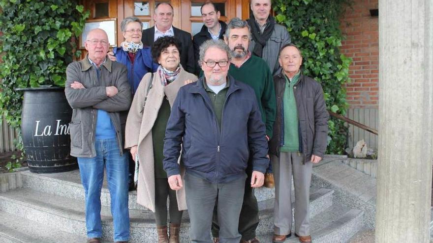 Federico Enterría, en el centro, ayer con varios amigos y compañeros de El Berrón en Argüelles.