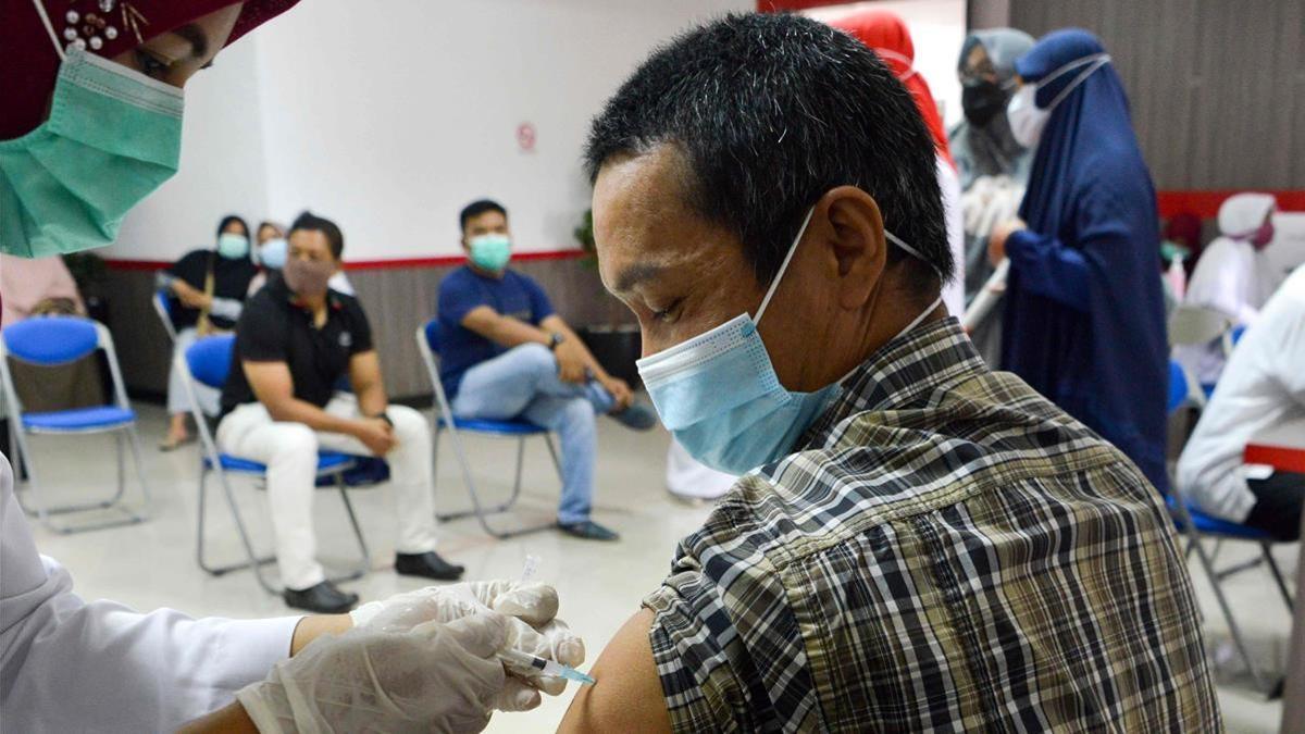 Vacunación contra el coronavirus en Banda Aceh (Indonesia), el pasado sábado.