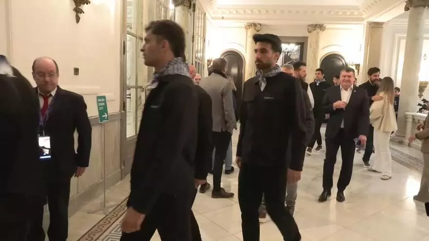 La plantilla del Valencia CF disfruta de la mascletà en el Ayuntamiento