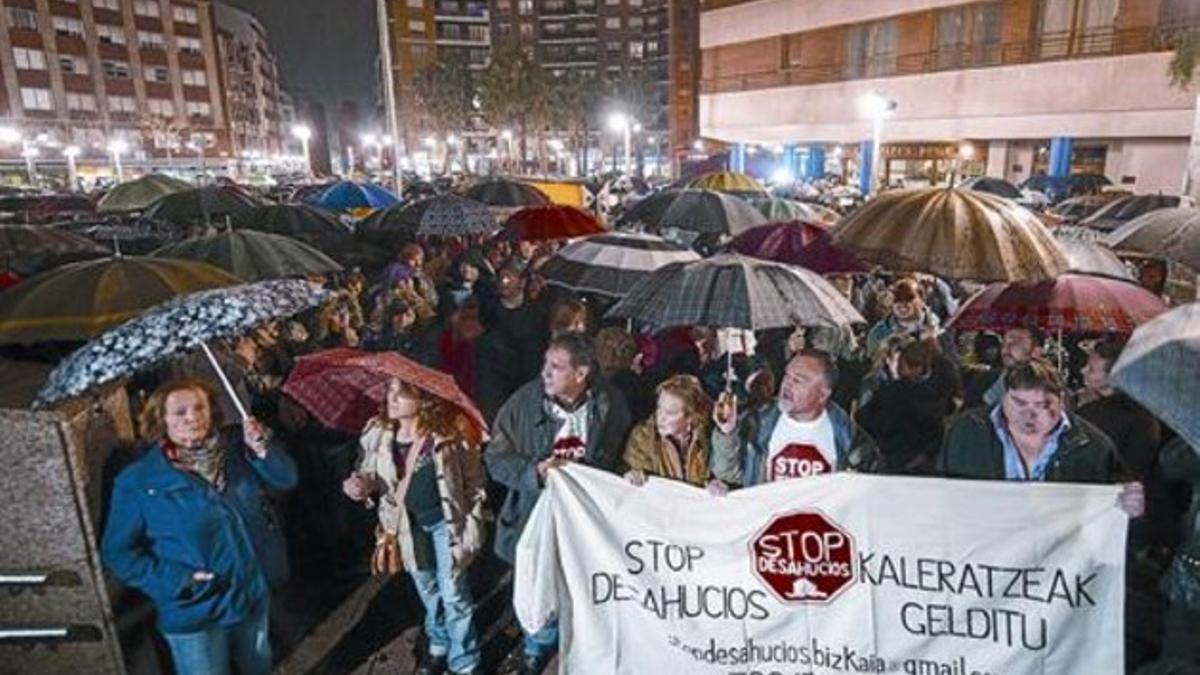 Multitudinaria protesta en Barakaldo, ayer tarde, tras el suicidio de una vecina justo cuando iba a ser desahuciada de su piso.