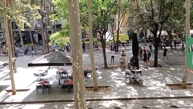 La Guardia Urbana detiene a un hombre por apuñalar a otro en la Rambla del Raval y busca a otro sospechoso