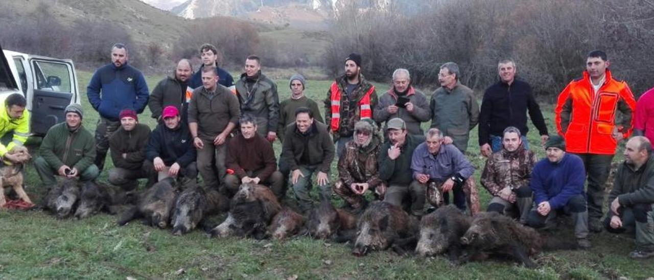 Cazadores de Mieres con los jabalíes abatidos en una cacería