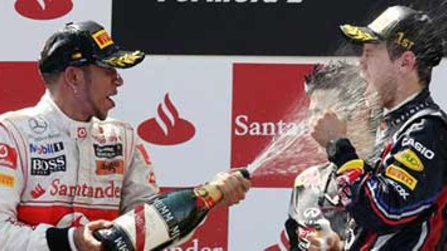Vettel gana el Gran Premio de España tras una pugna con Hamilton