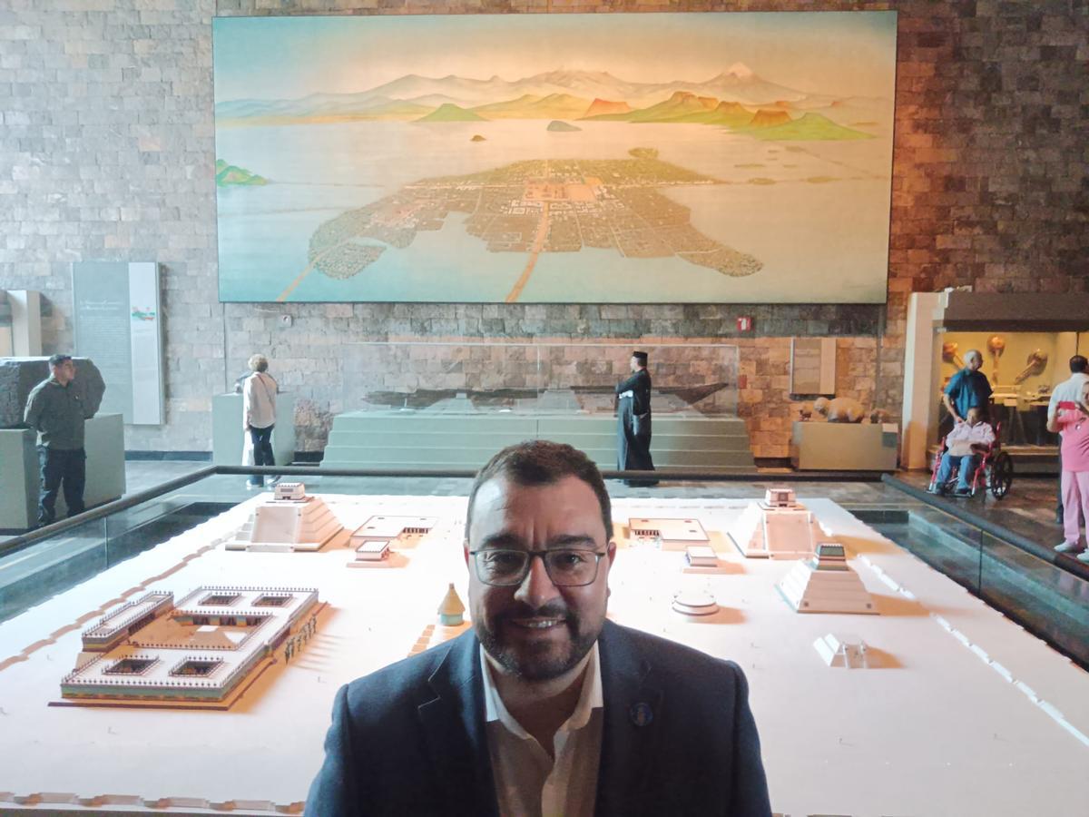 Barbón ante una maqueta de Tenochtitlán.
