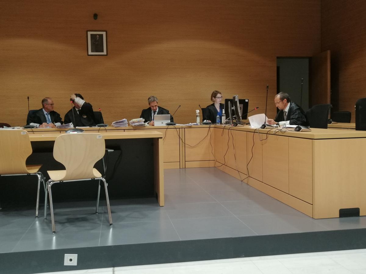 El tribunal de la Sección Primera de la Audiencia Provincial de Las Palmas, junto al fiscal, en la parte derecha de la imagen, durante el juicio