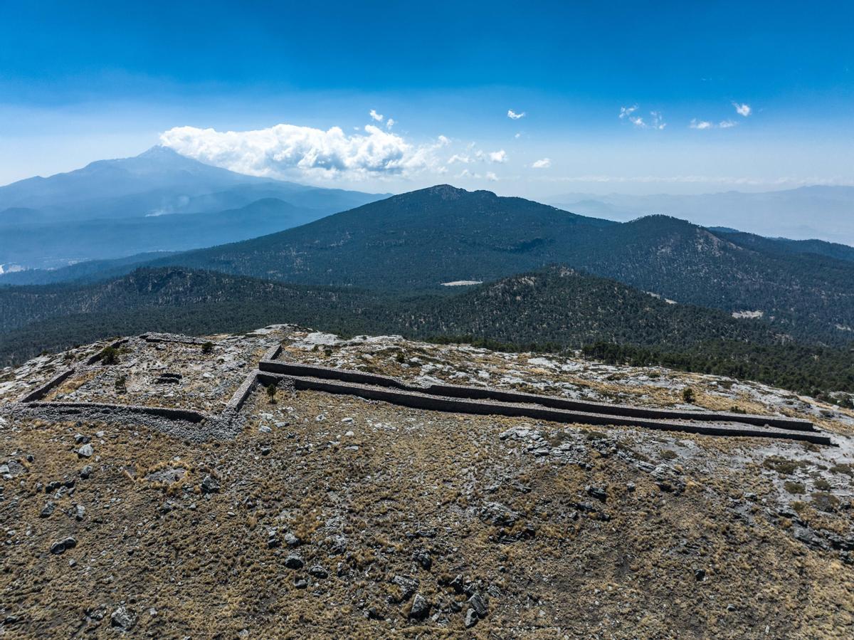 Calzada de piedra en la cima del monte Tlaloc, México.